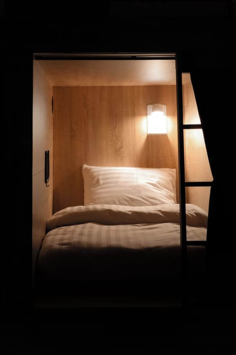 Single Pod | Down comforters, bed sheets