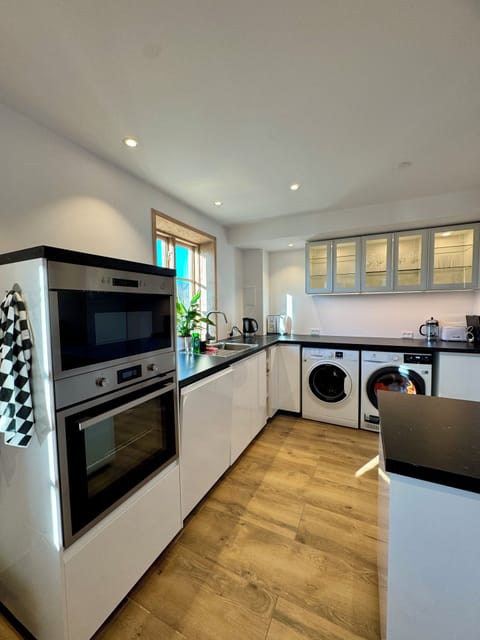 Oven, stovetop, dishwasher, electric kettle