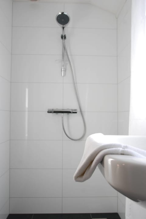 Comfort Twin Room | Bathroom shower