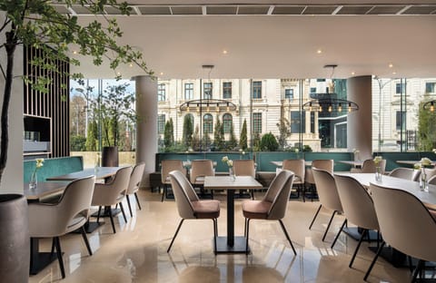 Breakfast, lunch and dinner served