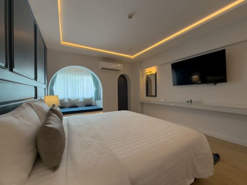 Deluxe Double Room | Minibar, blackout drapes, free WiFi, bed sheets