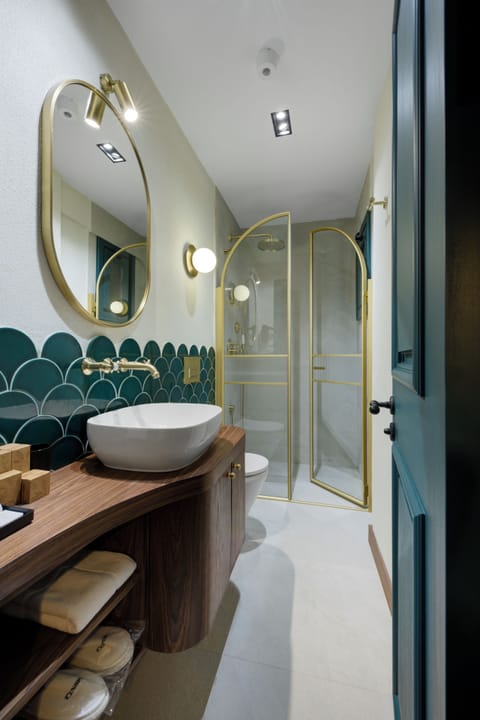 Executive Double Room | Bathroom | Shower, hair dryer, slippers, towels