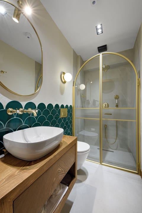 Executive Double Room | Bathroom | Shower, hair dryer, slippers, towels