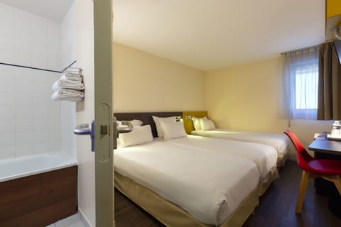 Standard Room, 3 Twin Beds, Non Smoking | Desk, free WiFi, bed sheets
