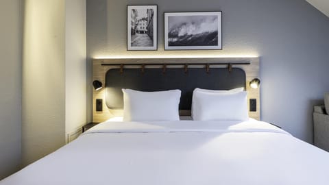 Superior Room, 1 King Bed | Premium bedding, desk, blackout drapes, soundproofing