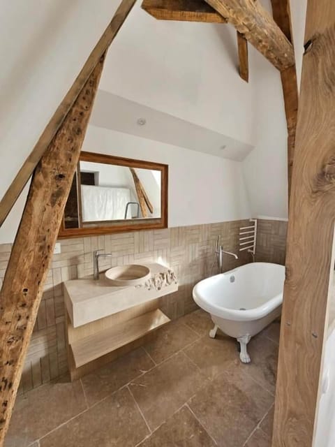 Deluxe Double Room, City View | Bathroom