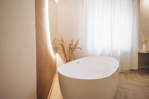 Deluxe Suite | Free WiFi