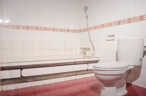 Deluxe Double or Twin Room, Garden View | Bathroom | Shower, towels, toilet paper