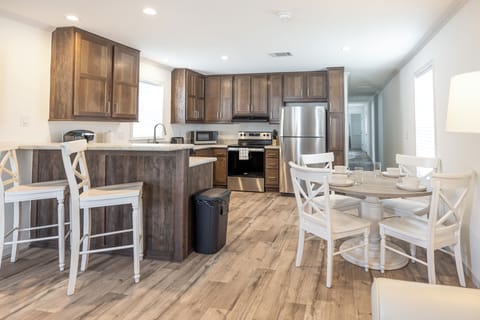Family Mobile Home, 3 Bedrooms, Non Smoking, Pets Allowed | Private kitchen