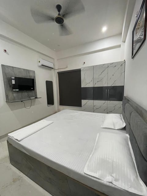 Deluxe Double Room, Balcony, City View | Bathroom | Slippers, towels, soap, shampoo