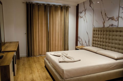 Double Room, Balcony, Mountain View | Desk, free WiFi