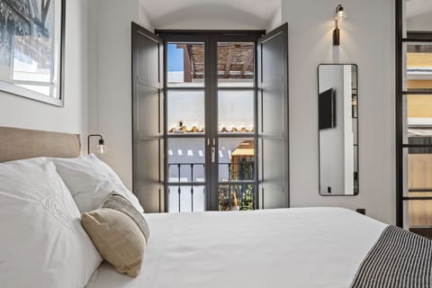 Standard Double Room | In-room safe, desk, laptop workspace, blackout drapes