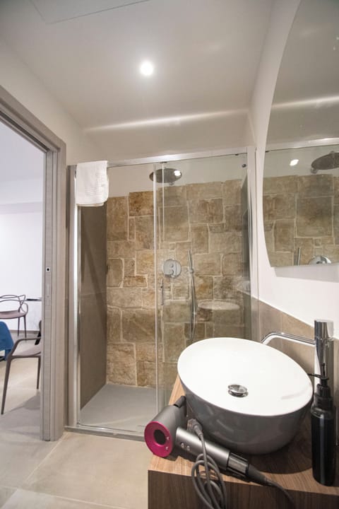 Comfort Studio Suite, Balcony | Bathroom | Shower, free toiletries, hair dryer, slippers