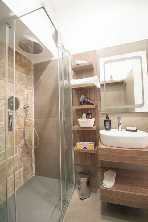 Junior Suite | Bathroom | Shower, free toiletries, hair dryer, slippers