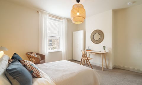 Luxury House | Desk, laptop workspace, iron/ironing board, WiFi (free)