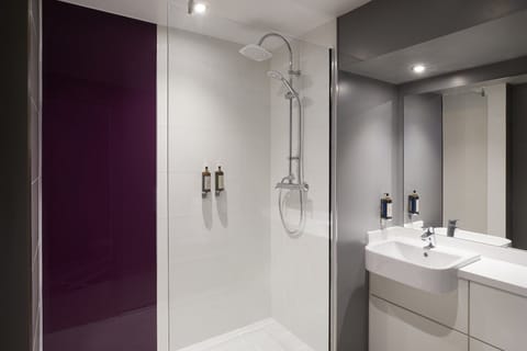 Superior Double Room | Bathroom shower