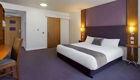 Standard Room, 1 Double Bed, Accessible, Bathtub | Desk, free WiFi, bed sheets, wheelchair access