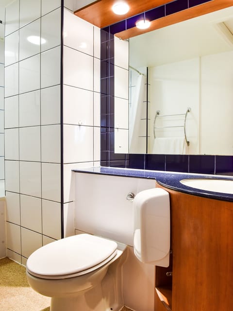 Standard Double Room | Bathroom | Combined shower/tub, towels, soap, shampoo