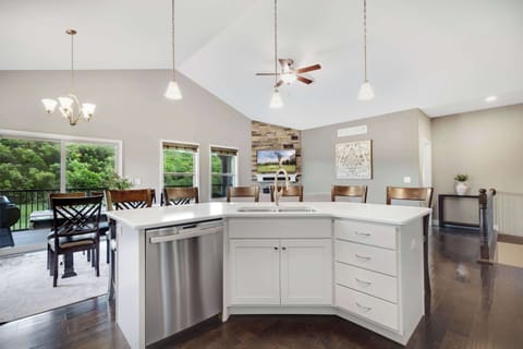 Villa, Multiple Beds, Balcony, Golf View (Fairway Lake Retreat) | Interior