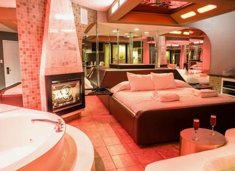 Essence Suite with Loveseat | Free WiFi, bed sheets