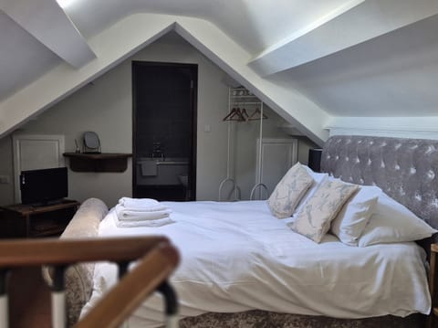 2 bedrooms, individually decorated, individually furnished, free WiFi