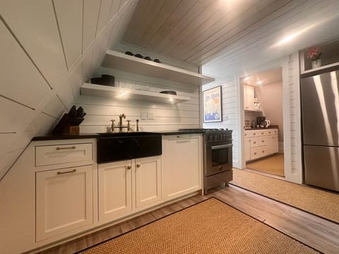 House, 2 Bedrooms | Private kitchen | Fridge, oven, coffee/tea maker, toaster