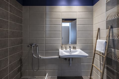 Superior Room with Disability Access | Bathroom | Shower, free toiletries, hair dryer, towels