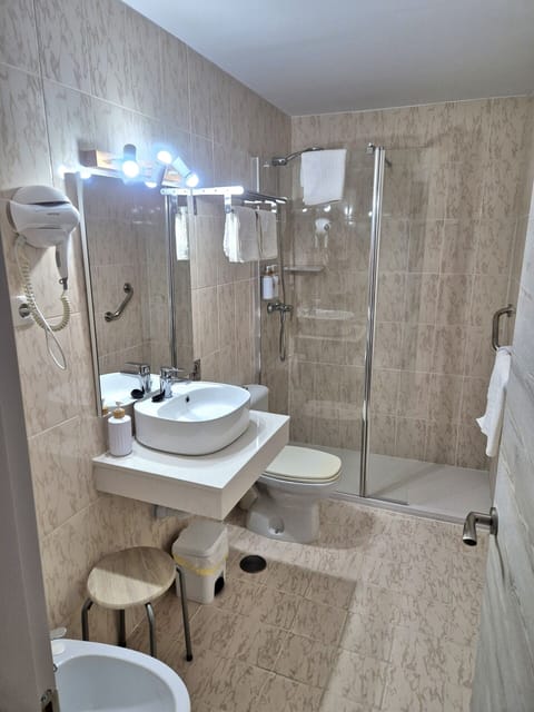 Twin Room | Bathroom | Bathtub, free toiletries, hair dryer, towels