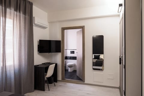 Double Room | In-room safe, desk, laptop workspace, blackout drapes