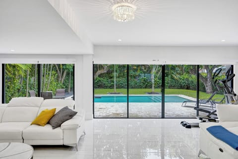 Luxury House, Pool View | Living area