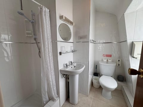 Deluxe Double Room, 1 Double Bed | Bathroom | Shower, free toiletries, hair dryer, towels