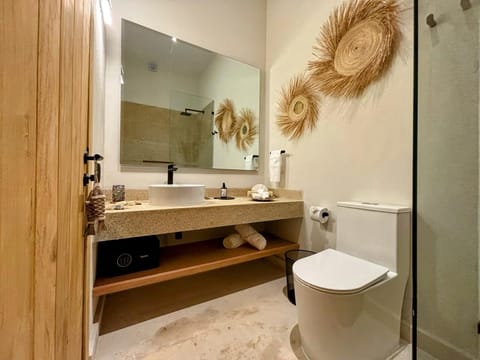 Standard Room | Bathroom | Shower, rainfall showerhead, hair dryer, towels