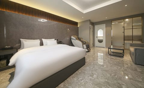 Suite | Individually decorated, individually furnished, free WiFi, bed sheets