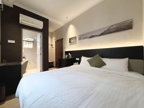 Deluxe King, Window | Desk, laptop workspace, WiFi (free), bed sheets