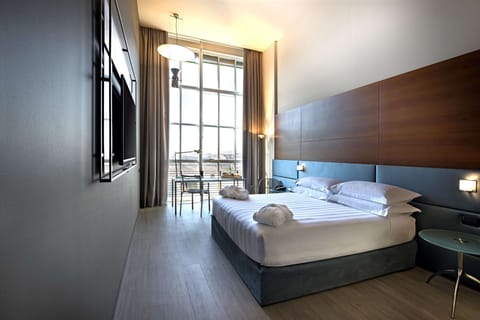 Hypo-allergenic bedding, down comforters, minibar, in-room safe