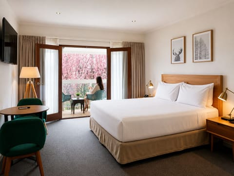 Balcony King | Premium bedding, pillowtop beds, minibar, desk