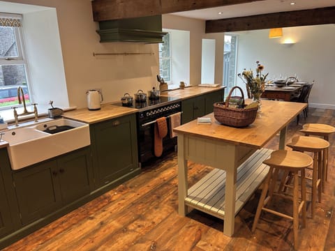 Cottage | Private kitchen | Fridge, dishwasher, cookware/dishes/utensils