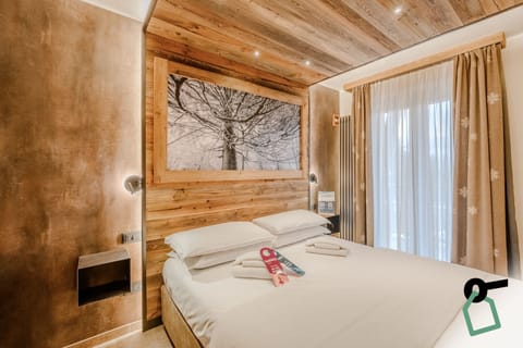 Double Room | Minibar, in-room safe, free WiFi, bed sheets