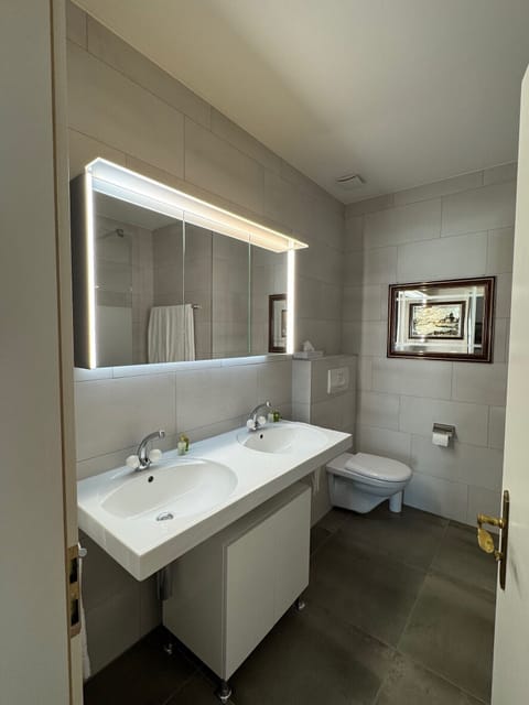 Deluxe Studio, City View | Bathroom | Towels, soap, shampoo, toilet paper