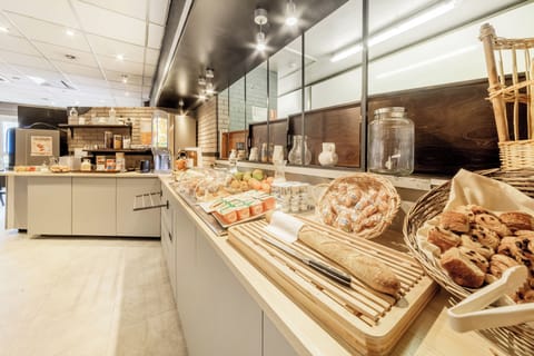 Daily continental breakfast (EUR 11.90 per person)