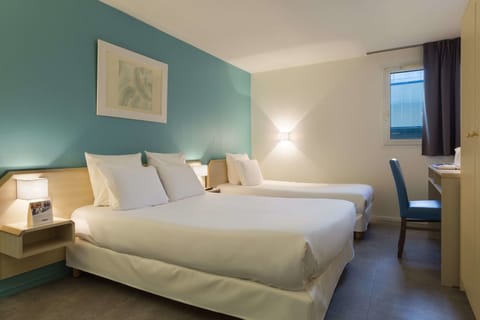 Triple Room, 1 double bed and 1 twin bed | Desk, free WiFi, bed sheets