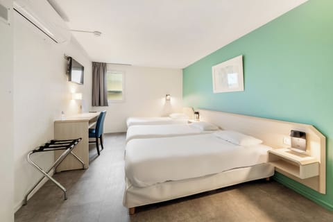 Triple Room, 1 double bed and 1 twin bed | Desk, free WiFi, bed sheets