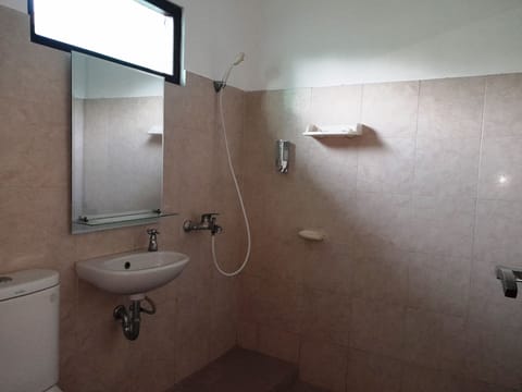 Shower, rainfall showerhead, free toiletries, towels