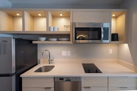 Studio, 1 King Bed with Sofa bed | Private kitchen | Coffee/tea maker