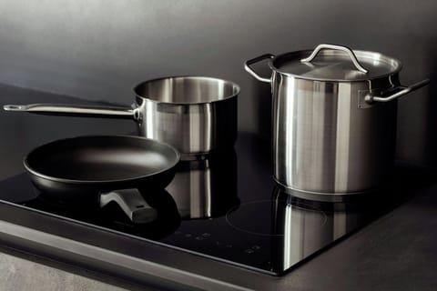 Full-size fridge, microwave, oven, stovetop