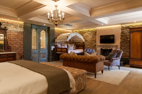 Luxury Room | Hypo-allergenic bedding, minibar, in-room safe, desk