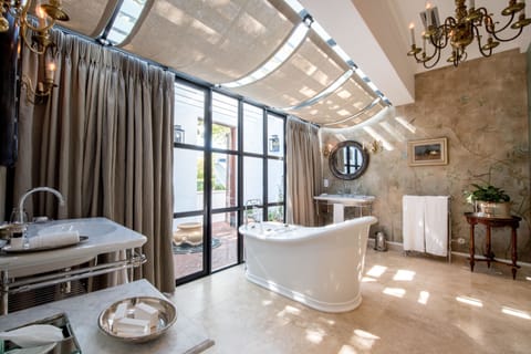 Classic Room | Bathroom | Separate tub and shower, rainfall showerhead, free toiletries