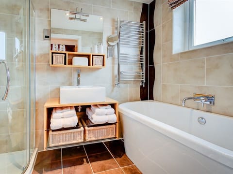 Double or Twin Room, Ensuite, Sea View | Bathroom