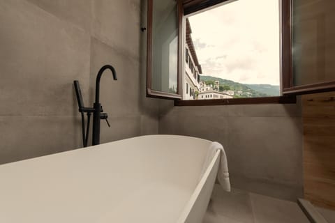 Deluxe Double Room | Bathroom | Free toiletries, hair dryer, slippers, towels