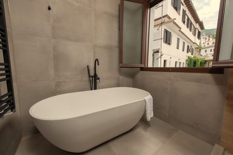 Deluxe Double Room | Bathroom | Free toiletries, hair dryer, slippers, towels